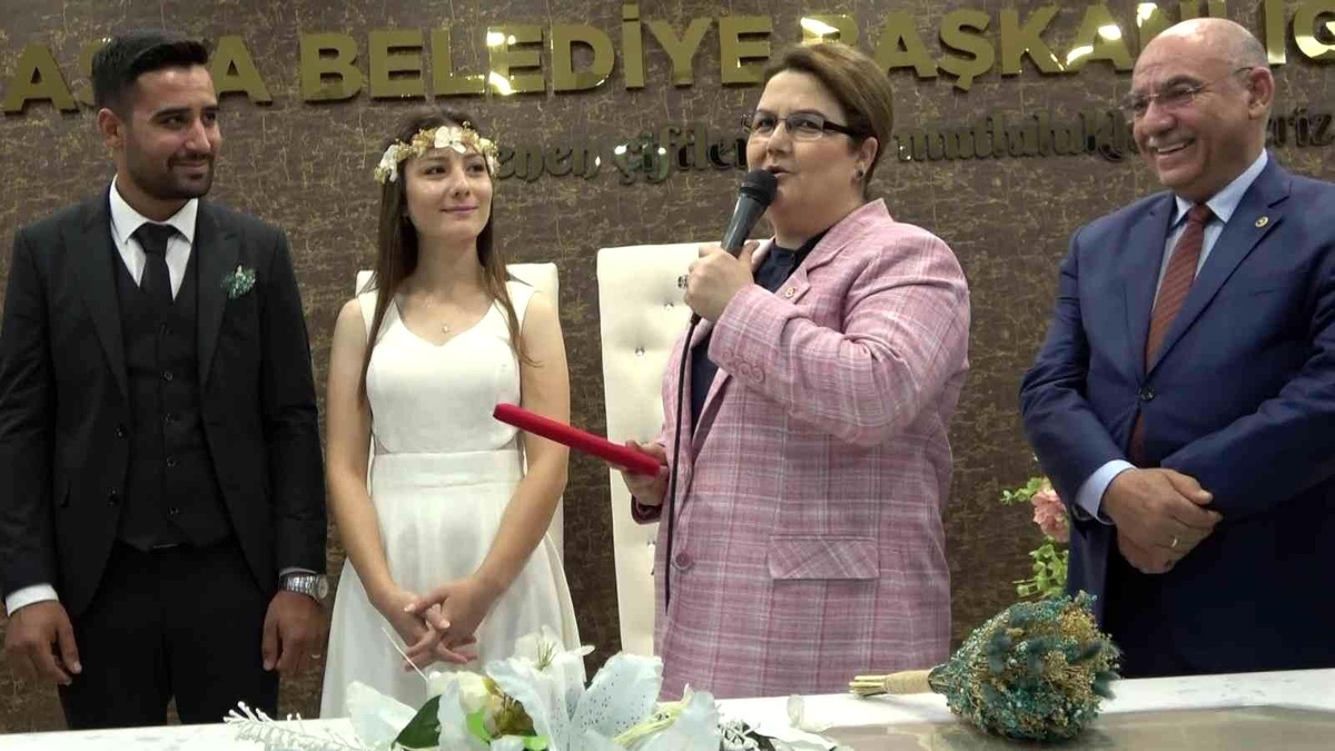 Bakan Yanık, genç çifte sürpriz nikah şahitliği yaptı, evlilik cüzdanını damada verdi