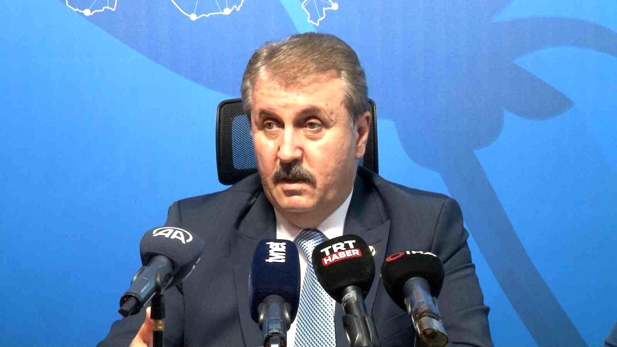 BBP lideri Destici: "Öğretmenlerimizin kendilerini terör örgütlerinin uzantılarından ayırması lazım"