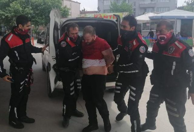 Eşini 21 defa bıçaklayıp, başörtüsüyle boğan cani kocaya müebbet hapis cezası verildi Eşini 21 defa bıçaklayıp, başörtüsüyle boğan cani kocaya müebbet hapis cezası verildi
