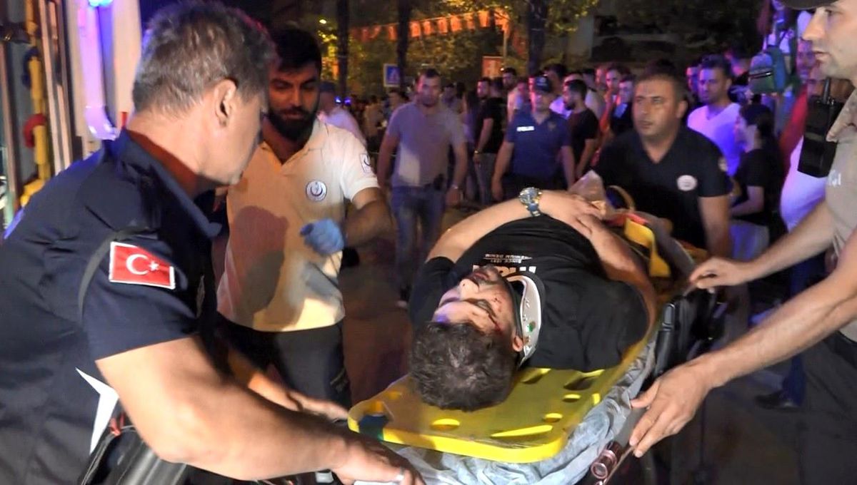 Bursa\'da makas atan otomobil 2 araca çarpıp takla attı: 1\'i ağır 2 kişi yaralandı