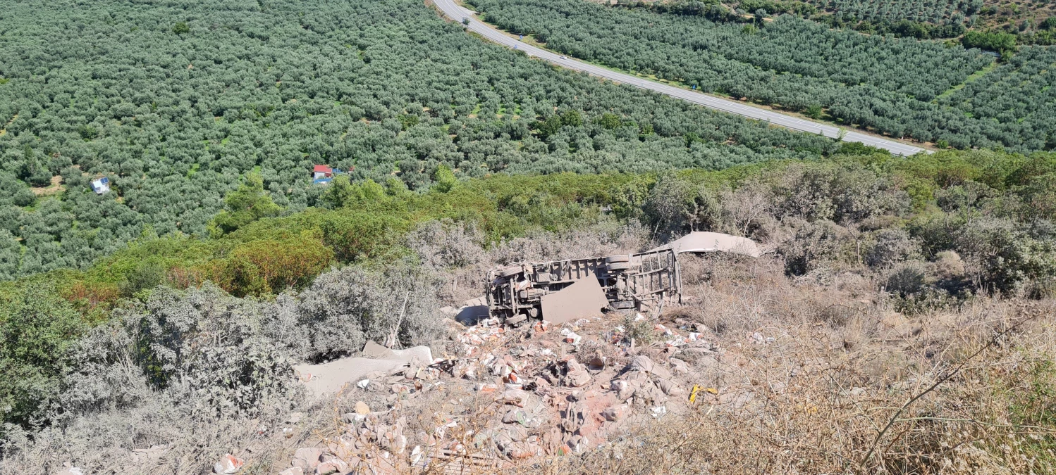 Bursa\'da uçuruma devrilen kamyonun sürücüsü yaralandı