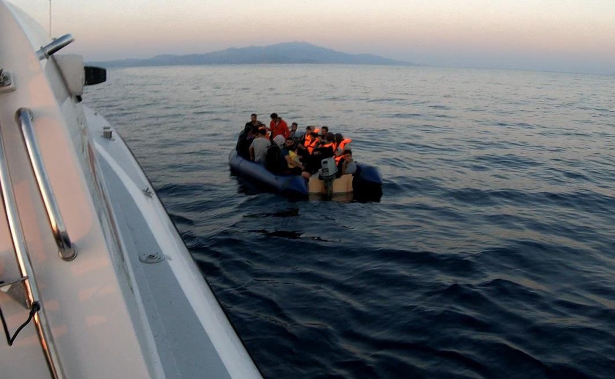 Çanakkale açıklarında geri itilen 32 düzensiz göçmen kurtarıldı
