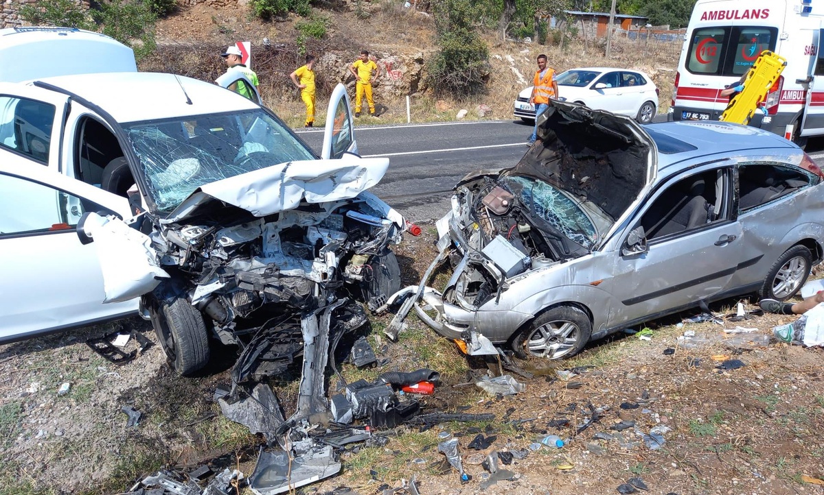 Çanakkale\'de çarpışan iki otomobildeki 5 kişi yaralandı
