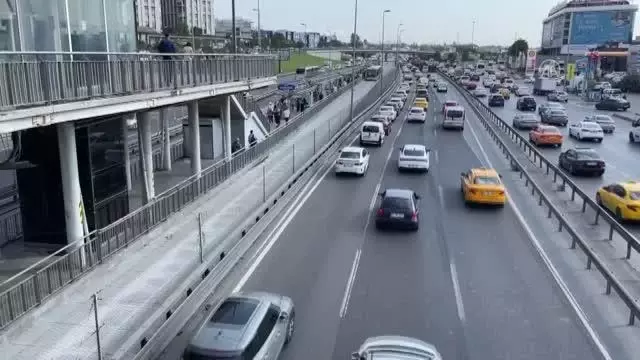 İBB duyurdu! Cevizlibağ Metrobüs Durağı Söğütlüçeşme yönüne kapatıldı