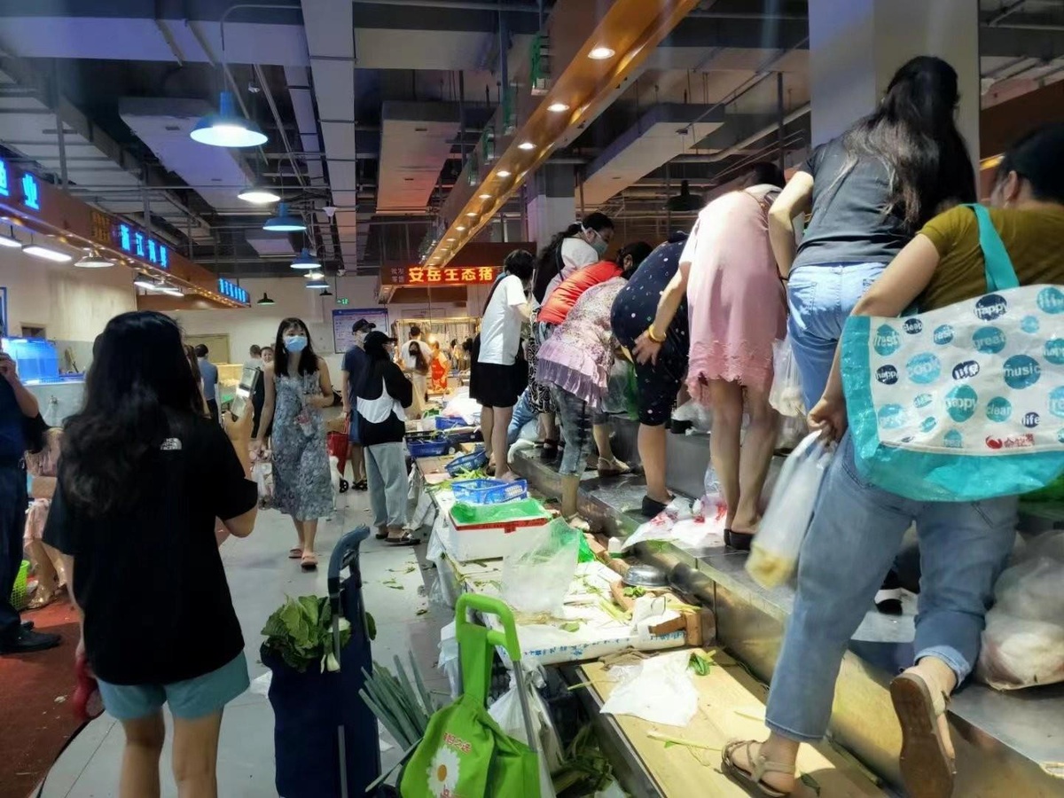 Çin\'de yeni vakalar arttı, halk marketlere hücum etti