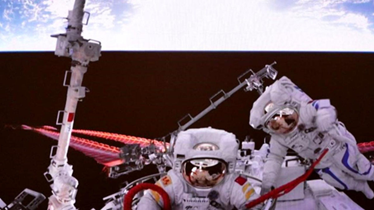 Çin\'in Shenzhou-14 Astronotları İlk Araç Dışı Faaliyetlerini Tamamladı