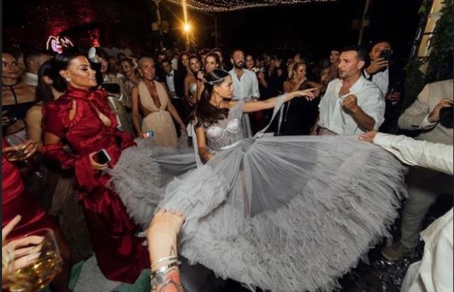 Demet Özdemir, gelinliklerine gelen eleştiriler sonrası sessizliğini bozdu