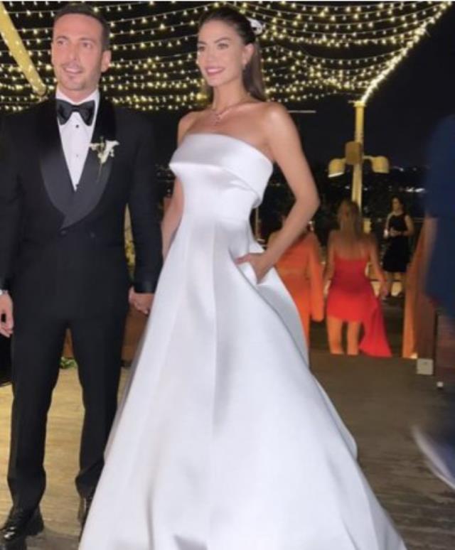 Demet Özdemir gelinliklerine gelen eleştirilere karşı sessizliğini bozdu