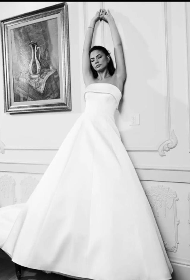 Demet Özdemir gelinliklerine gelen eleştirilere karşı sessizliğini bozdu