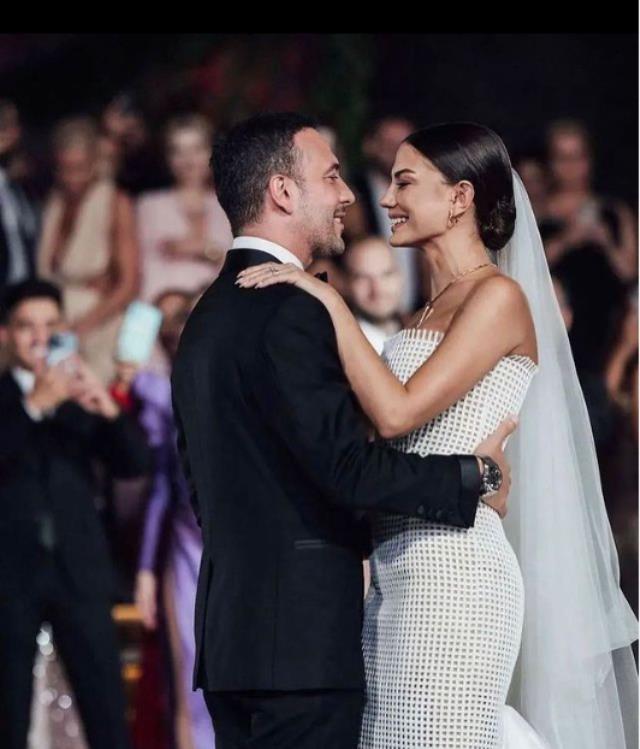 Demet Özdemir gelinliklerine gelen eleştirilere karşı sessizliğini bozdu