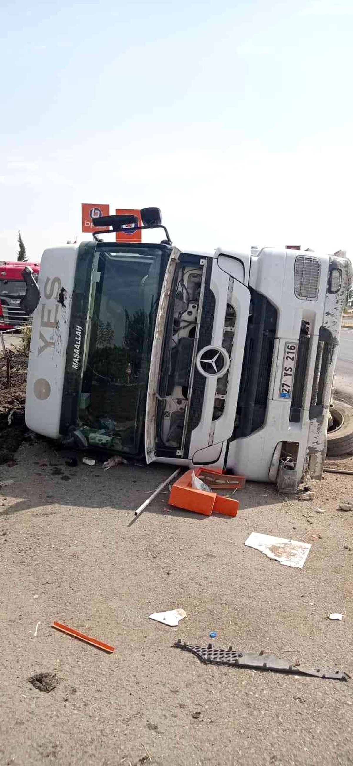 Direksiyon hakimiyeti kaybolan kamyon böyle devrildi