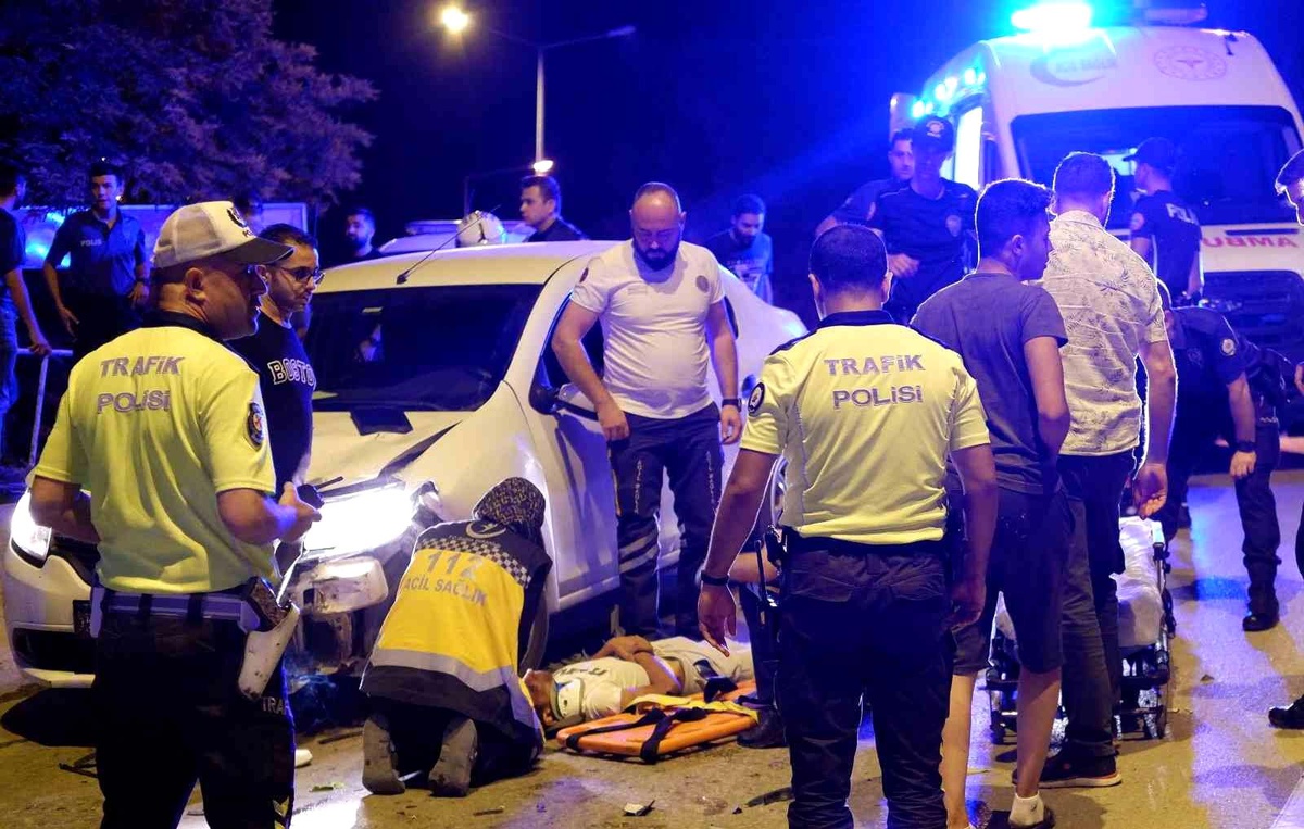 Ehliyetsiz sürücü ?uygulamadan kaçarken ters yöne girip kaza yaptı: 2 yaralı
