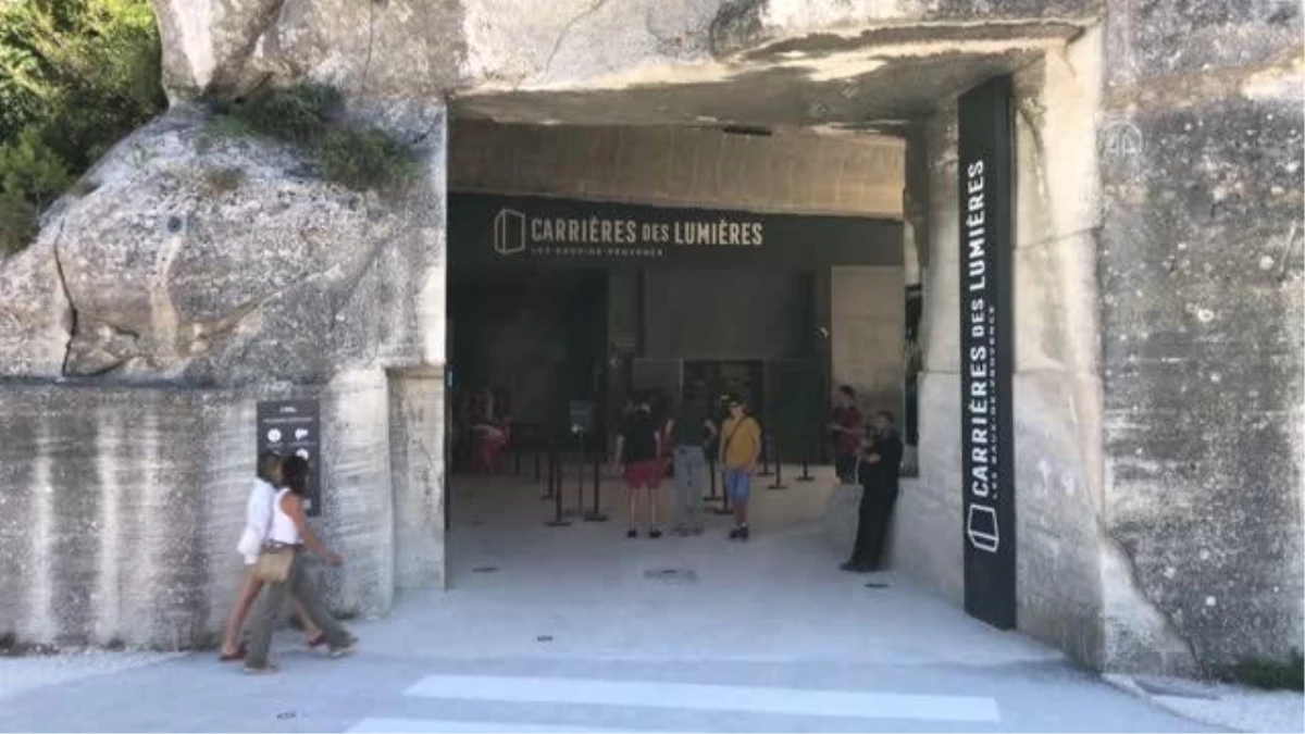 Fransa\'da sanat eserlerinin ışık efektleriyle duvarlara yansıtıldığı müze, ziyaretçilerin ilgisini çekiyor