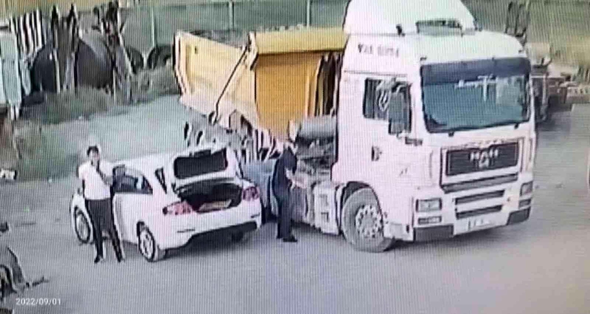 Güpegündüz tırdan mazot hırsızlığı kameraya yansıdı