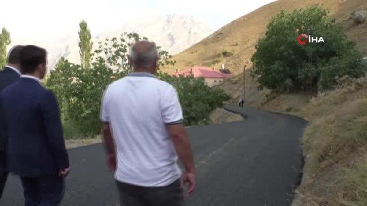 Hakkari\'de iki semt ilk defa asfalta kavuştu