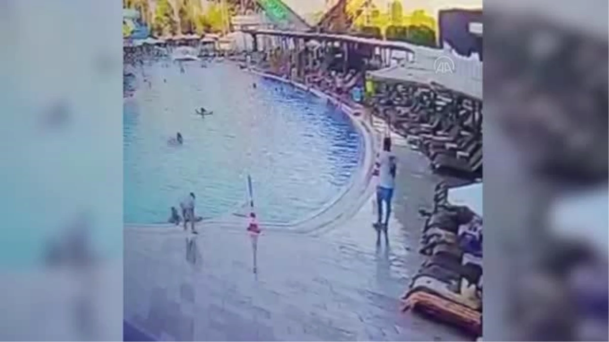 Havuzda boğulma tehlikesi geçiren çocuğa cankurtaranın müdahalesi kamerada