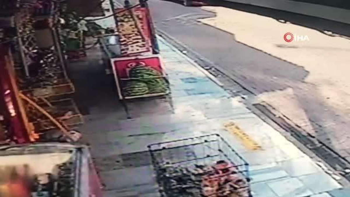 İki aracın karıştığı feci kaza kamerada: Otomobillerden biri marketin kepenklerine çarptı
