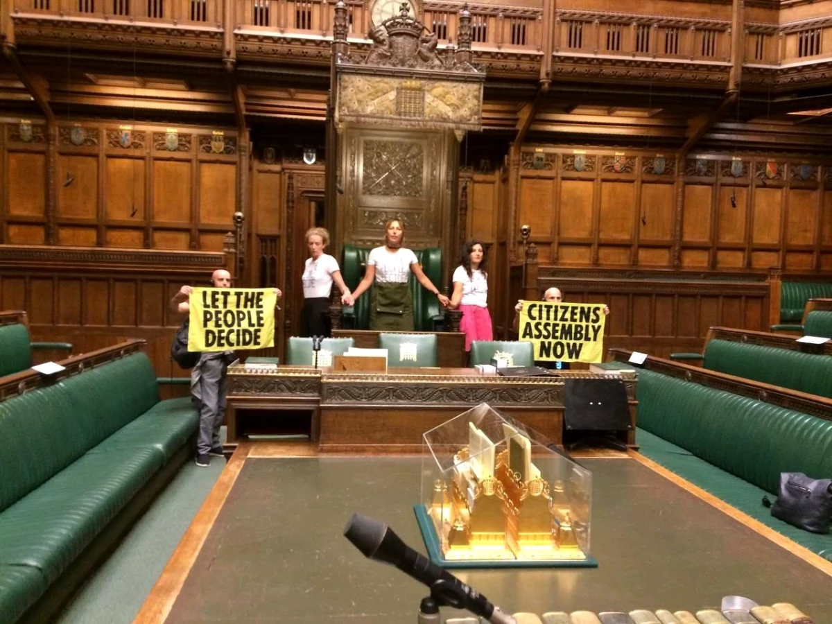 İngiltere\'deki çevre aktivistlerinden parlamentoda protesto