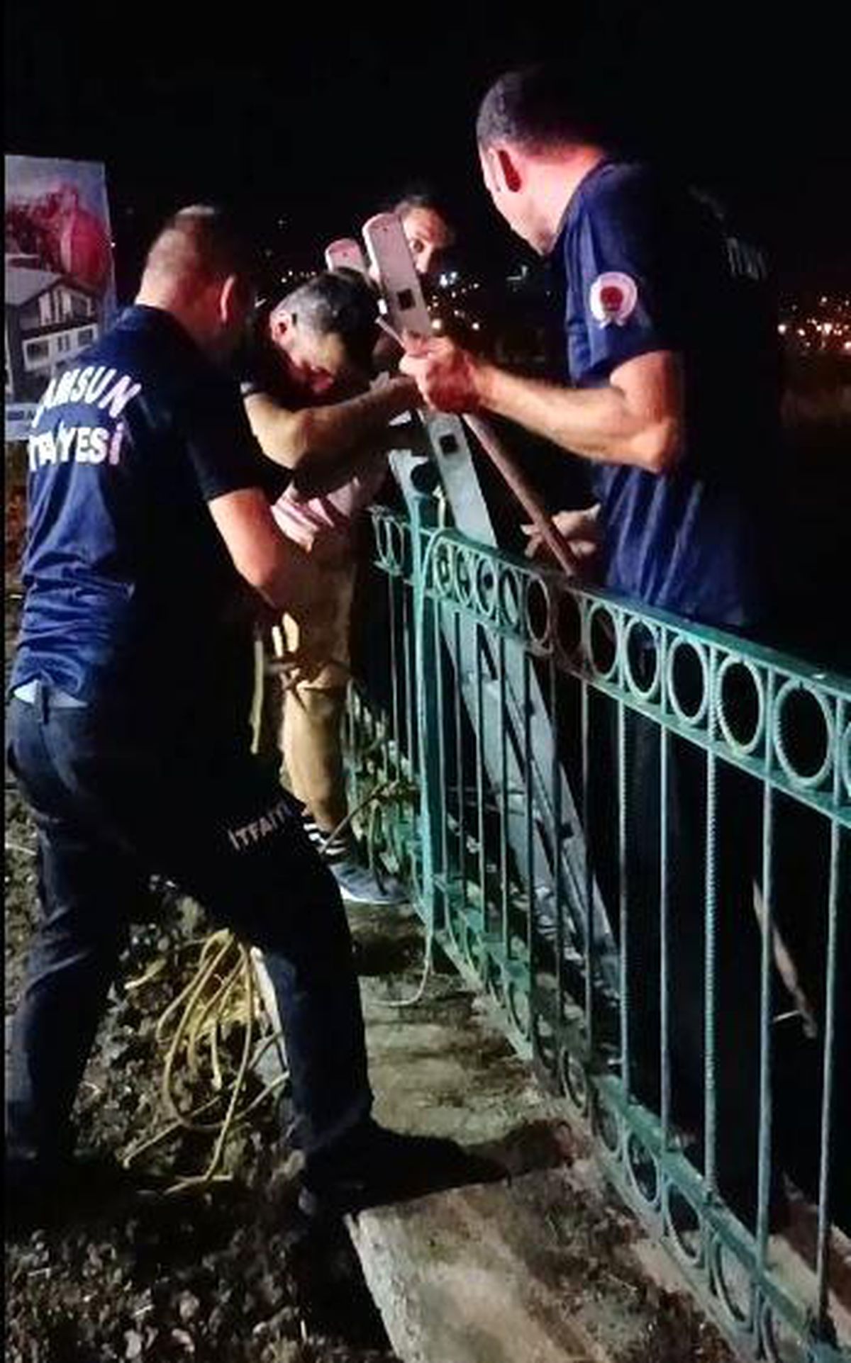 Irmak kenarında mahsur kalan köpeği itfaiye kurtardı