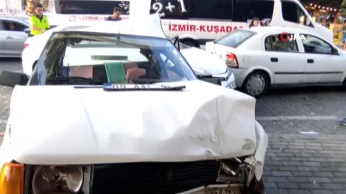 İzmir\'de 3 aracın karıştığı kazada 1\'i ağır 3 kişi yaralandı