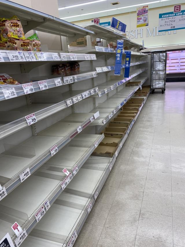 Japonya'da tayfun alarmı! Halk panikle market raflarını tamamen boşalttı