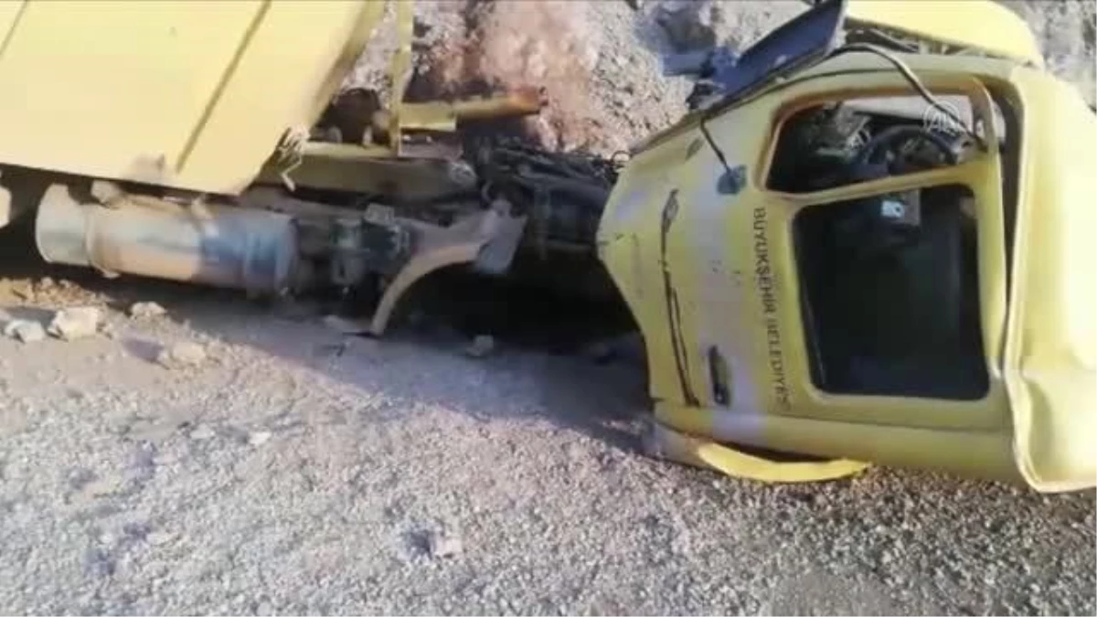 Adana\'da kayaya çarpan kamyonun şoförü yaralandı