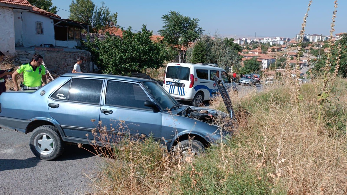 Kırıkkale\'de ambulansla otomobil çarpıştı, 3\'ü sağlık çalışanı 4 kişi yaralandı