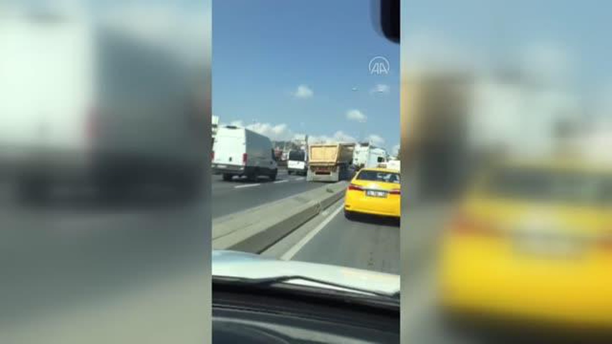 Küçükçekmece\'de yoldan çıkan hafriyat kamyonu ulaşımı aksattı