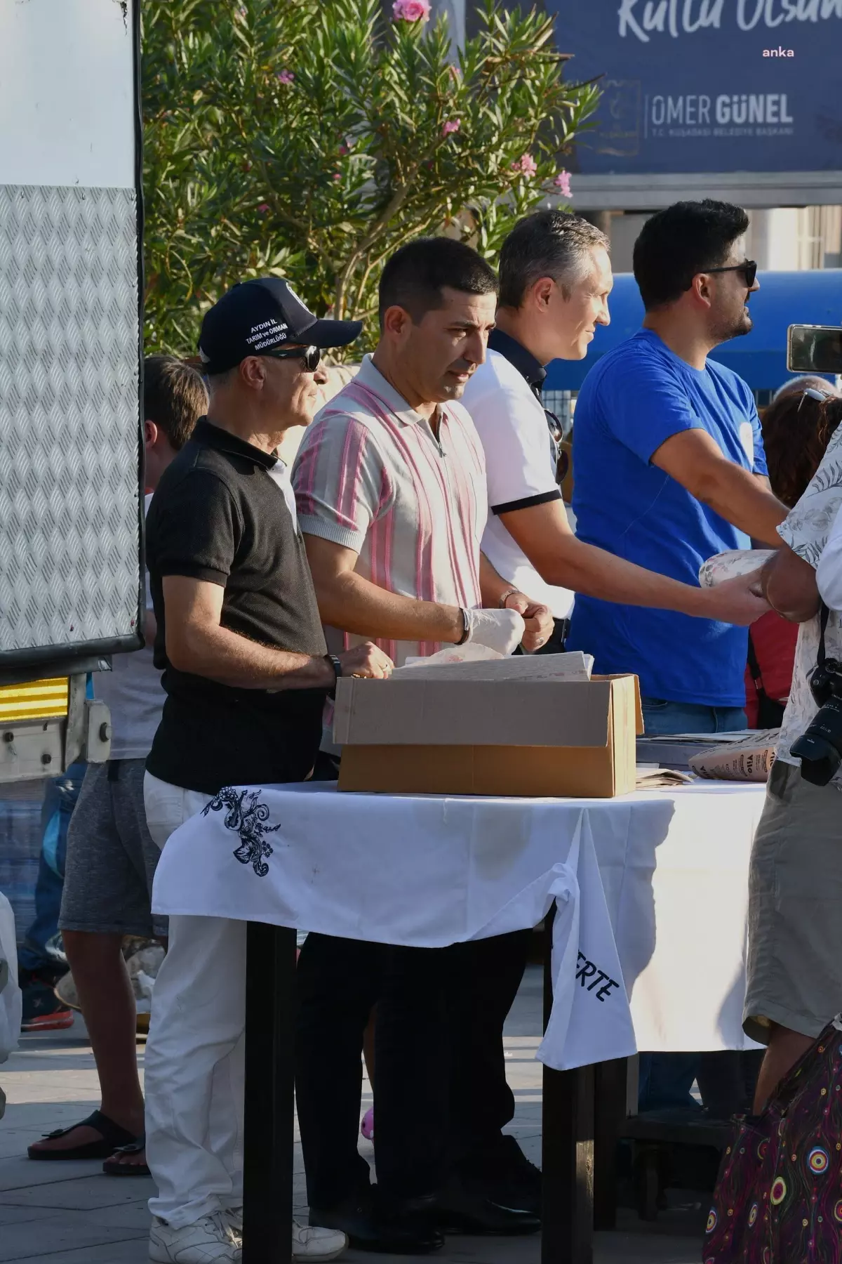 Aydın yerel haberi: Kuşadası Belediye Başkanı Günel, Av Sezonunun İlk Gününde Kuşadalı Balıkçılarla Buluştu