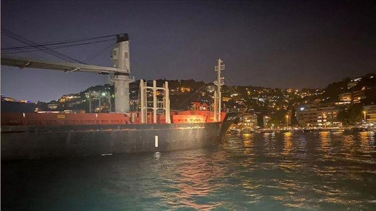 Karaya oturan Liberya bayraklı kargo gemisi kurtarıldı, İstanbul Boğazı yeniden gemi trafiğine açıldı