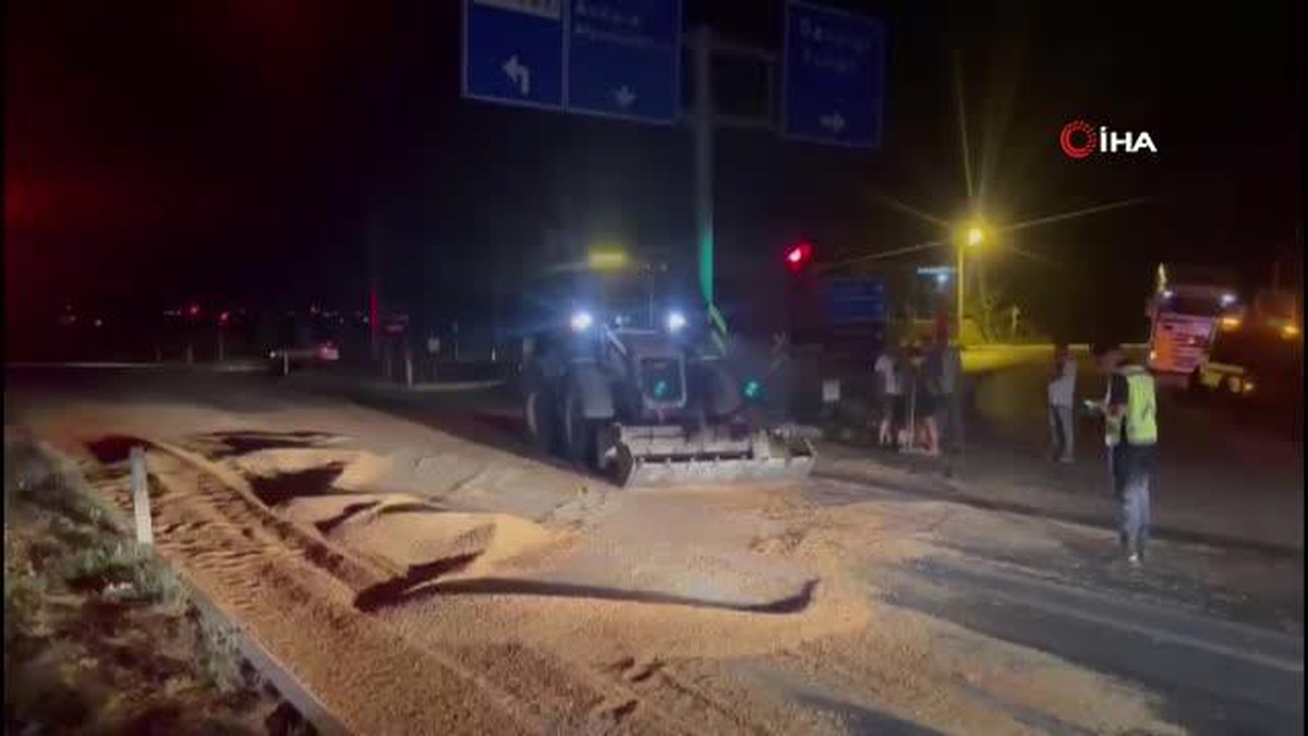 Makaslayan tırdan 2 ton mısır yola saçıldı