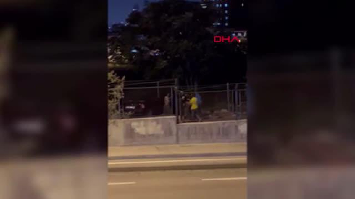 MALTEPE\'DE İKİ GRUP ARASINDA ÇIKAN KAVGA CEP TELEFONU KAMERASINA YANSIDI