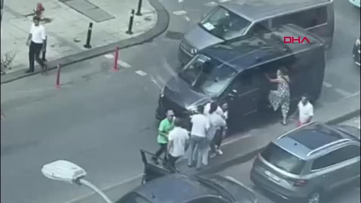 MALTEPE\'DE MİNİBÜS ŞOFÖRLERİNİN YOL VERME KAVGASI KAMERADA