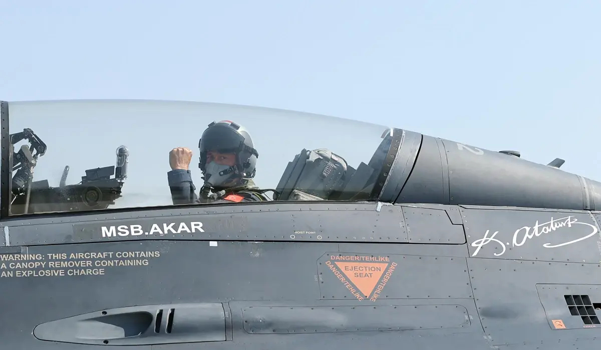 Yunanistan\'a F-16\'lı mesaj! Bakan Hulusi Akar\'ın uçuşu açılışa damga vurdu