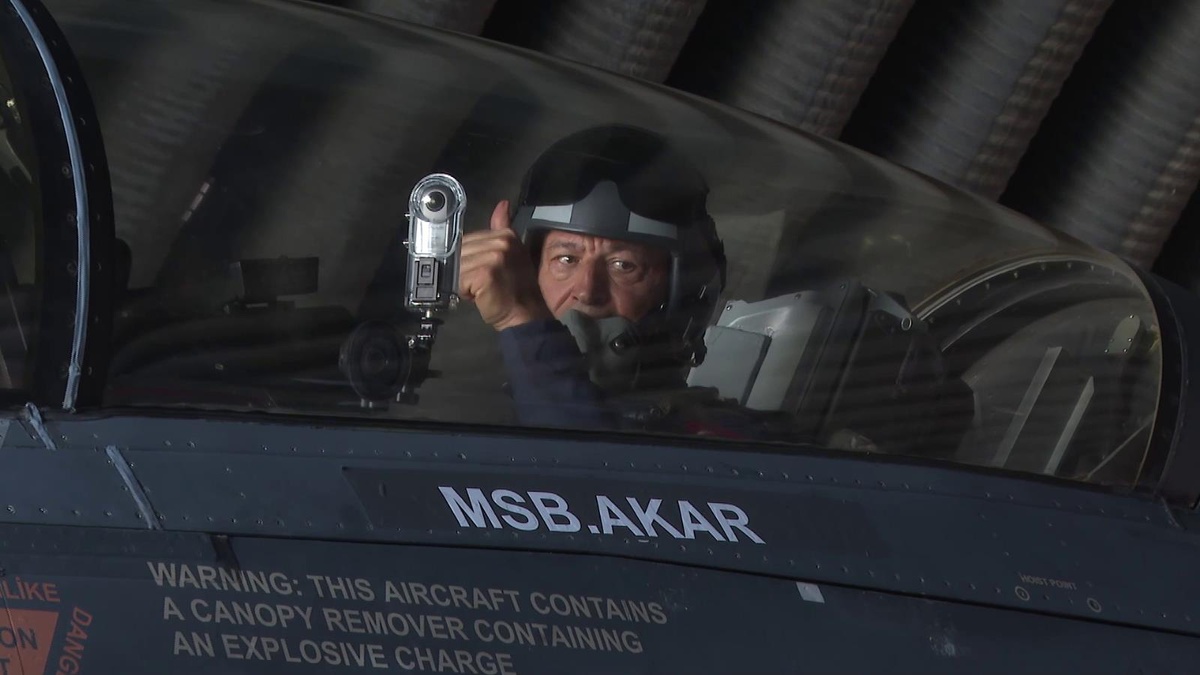 Milli Savunma Bakanı Akar, F-16 kokpitinde