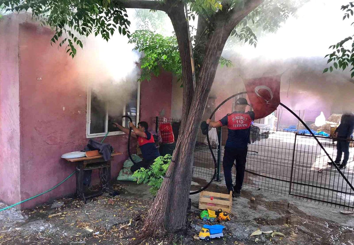 Osmaniye\'de yanan ev kullanılmaz hale geldi