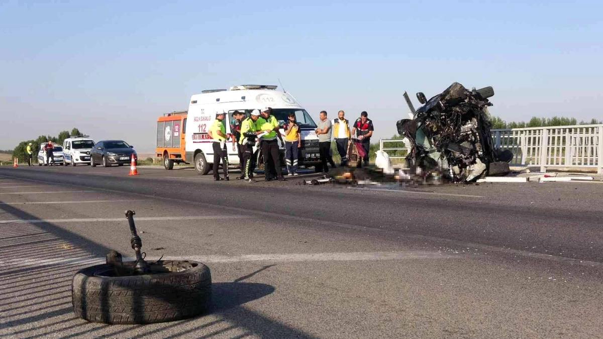 Yozgat\'ta otomobilin köprü bariyerine çarpması sonucu 3 kişi öldü, 1 kişi yaralandı