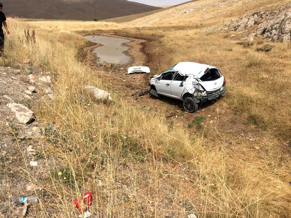 Sivas\'ta devrilen otomobildeki 4 kişi yaralandı