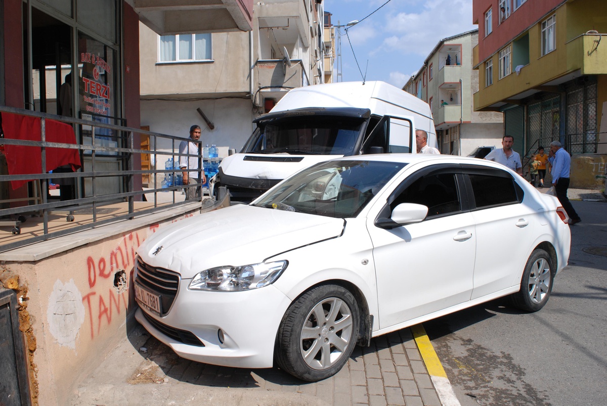 Pendik\'te iki aracın çarpıştığı kazada bir kişi yaralandı