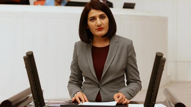 Peruk takıp kılık değiştirmiş! İşte yakalanan HDP'li Semra Güzel'in son görüntüsü