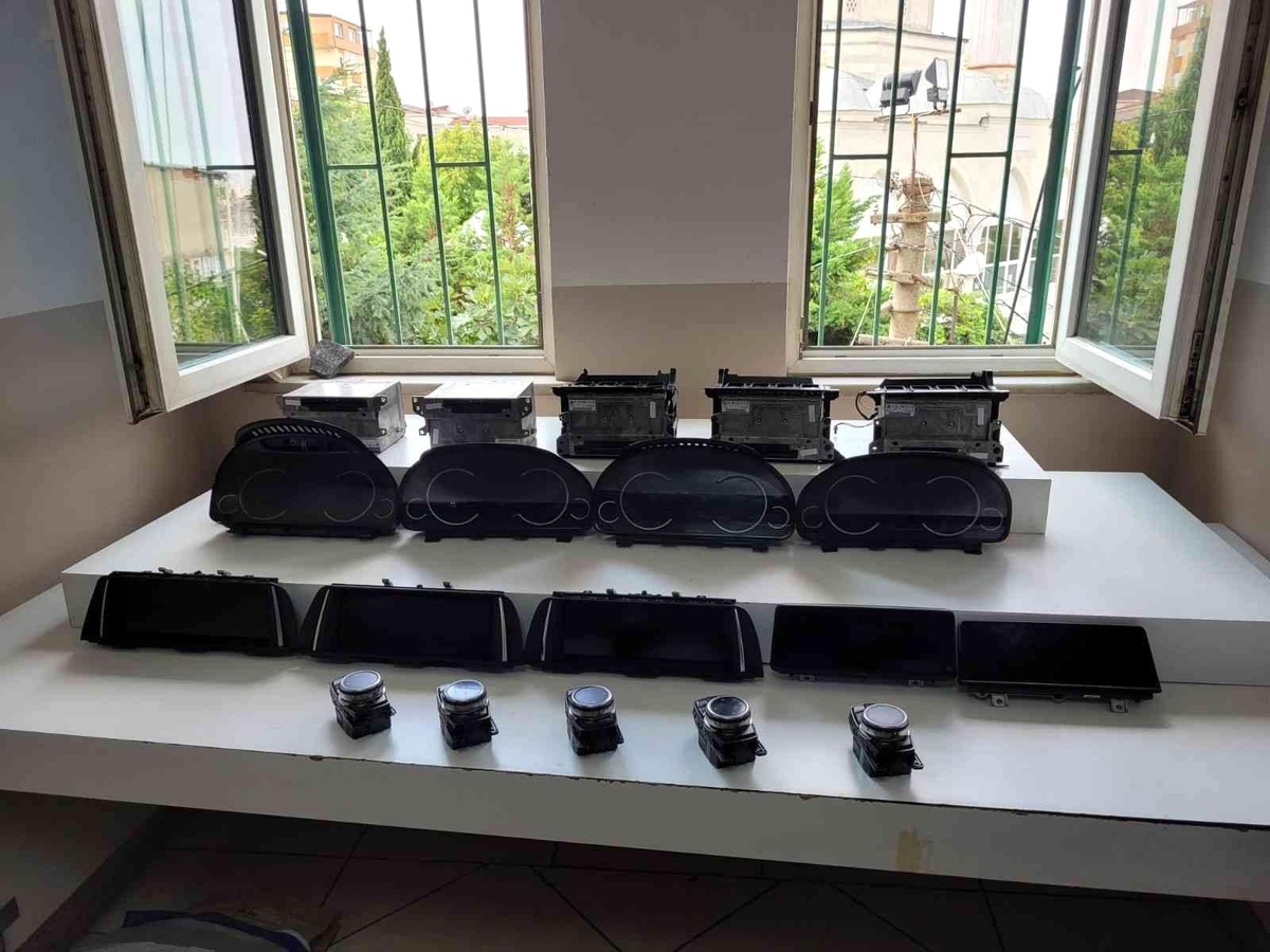 Polis ekiplerinden kaçan otomobil hırsızı saklandığı kafede yakalandı