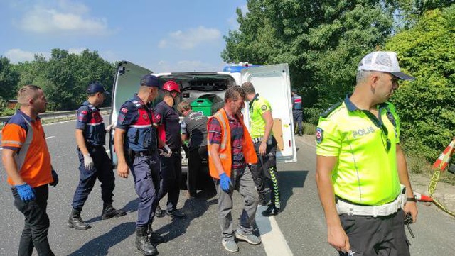 Otomobil, ağaca çarptı; aynı aileden 1 ölü, 5 yaralı Otomobil, ağaca çarptı; aynı aileden 1 ölü, 5 yaralı