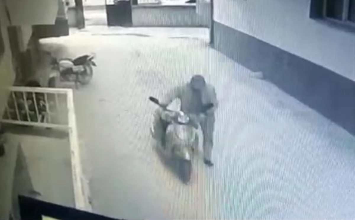 Şapka ve maske takıp site bahçesindeki motosikleti çaldı