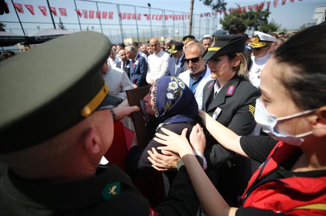 Şehit Astsubay Okan Meteöz son yolculuğuna uğurlandı Şehit Astsubay Okan Meteöz son yolculuğuna uğurlandı