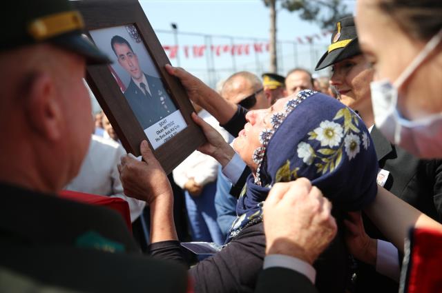 Şehit Astsubay Okan Meteöz son yolculuğuna uğurlandı Şehit Astsubay Okan Meteöz son yolculuğuna uğurlandı