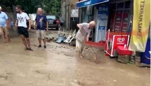 Selde kaybolan adamın 2 gün sonra dere yatağında cesedi bulundu Selde kaybolan adamın 2 gün sonra dere yatağında cesedi bulundu