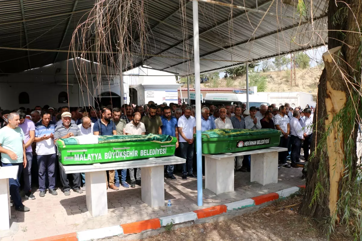 Sivas'ta kamyon ile minibüsün çarpışması sonucu ölenlerden 4'ünün cenazesi defnedildi