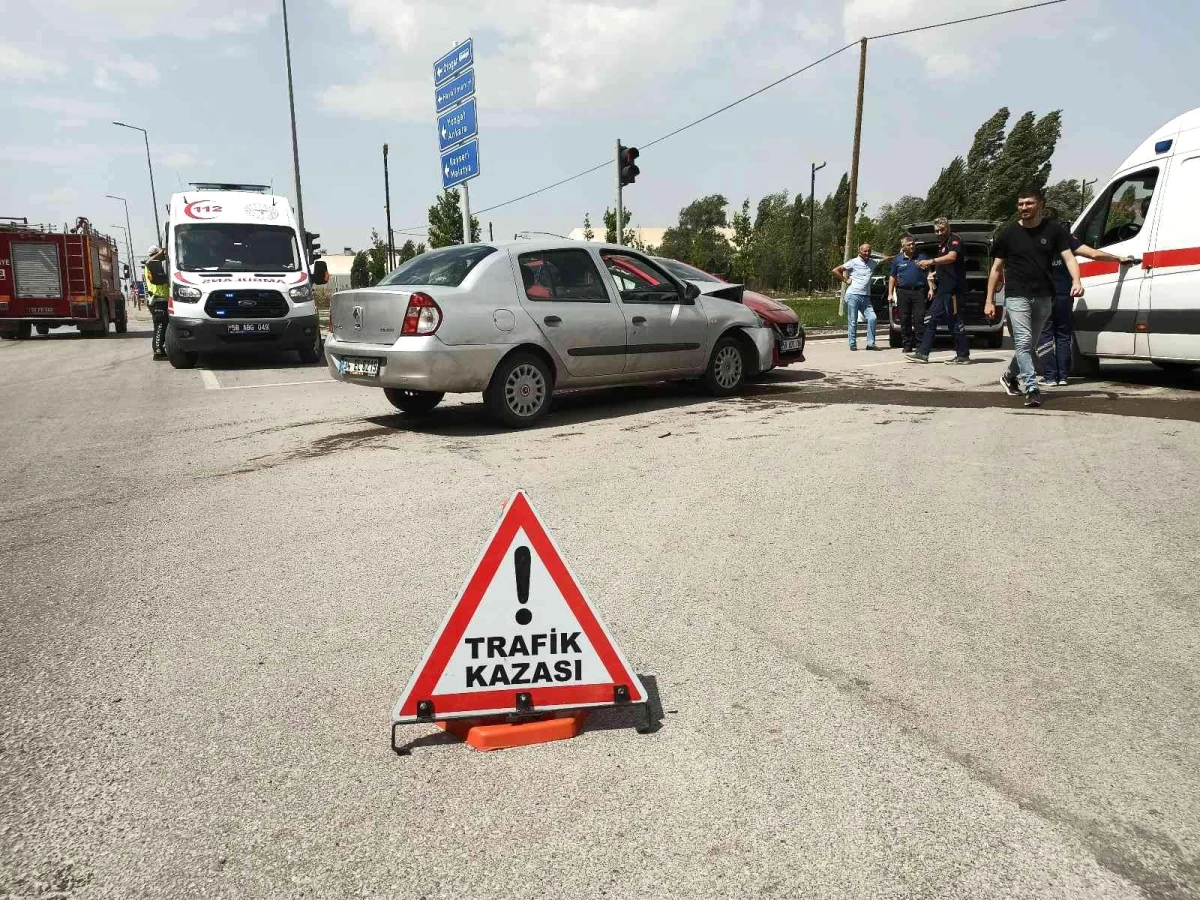 Sivas\'ta otomobiller çarpıştı: 2 yaralı