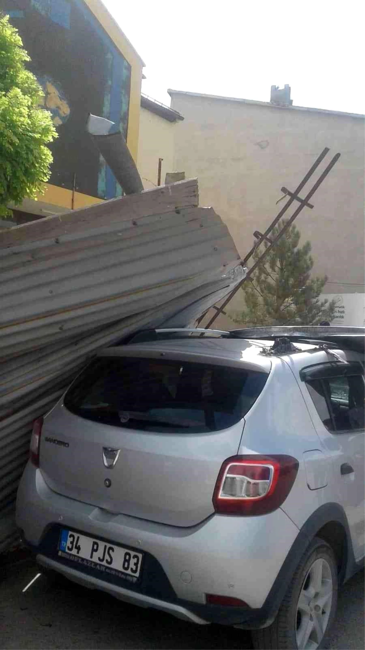 Sivas\'ta şiddetli rüzgar çatıları uçurdu