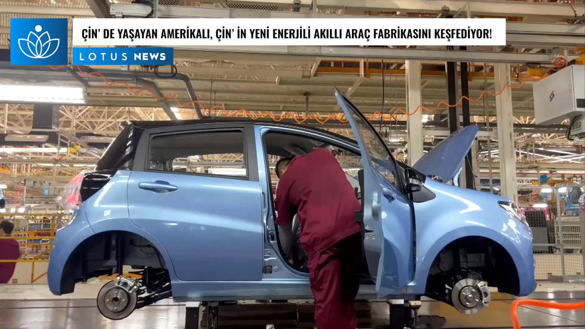 Video: Çin\'de Yaşayan Amerikalı, Çin\'in Yeni Enerjili Araç Akıllı Fabrikasını Keşfediyor